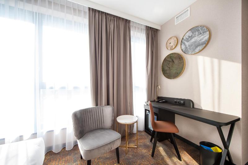 Standard Twin Room image 3