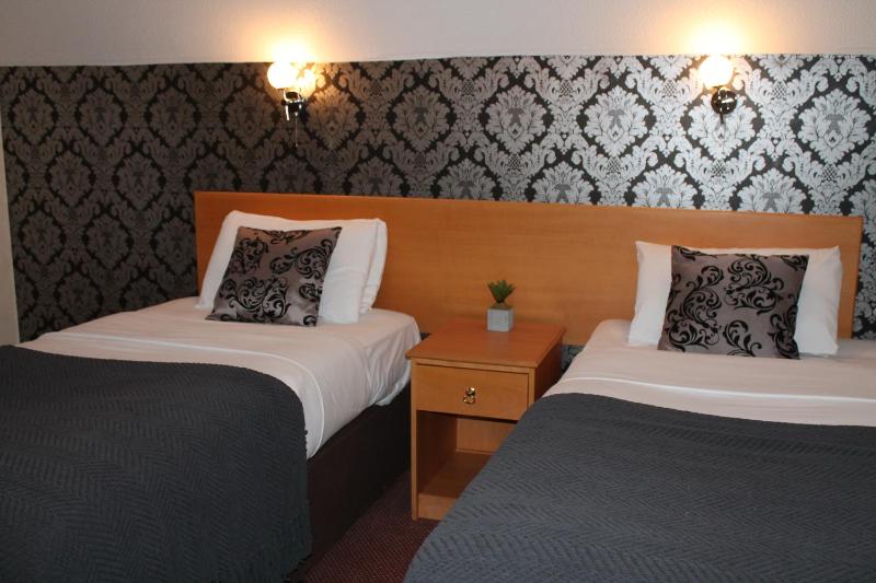 Twin Room image 4