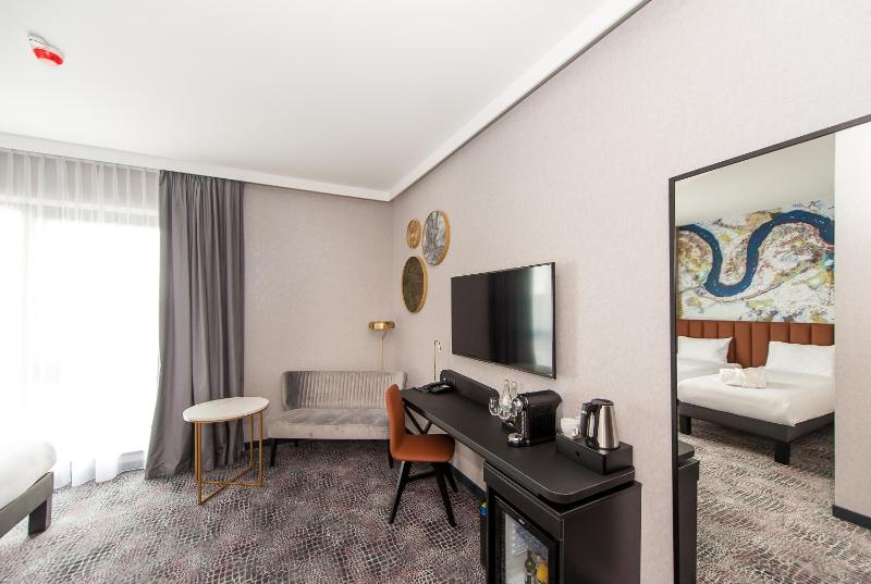 Privilege Twin Room image 4
