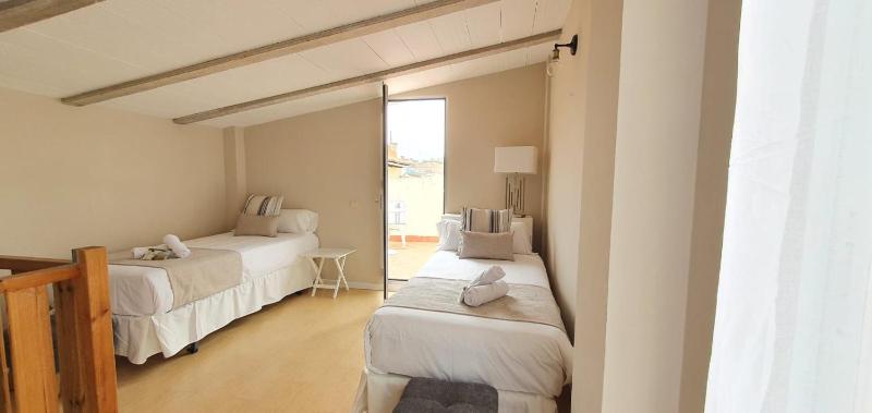 Three-Bedroom Apartment with Terrace (8 Adults) image 3