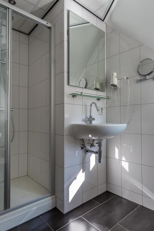 Standard Double Room with Rain Shower image 4