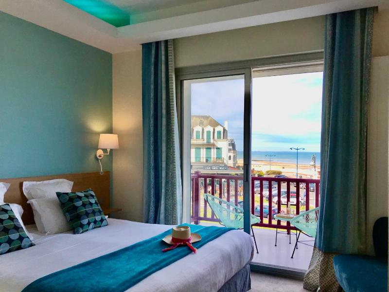 Deluxe Double Room with Terrace and Sea View image 2