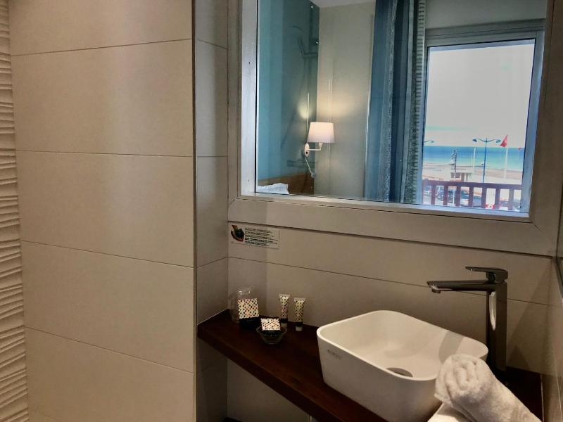 Deluxe Double Room with Terrace and Sea View image 3