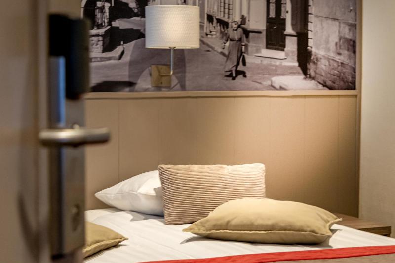 Comfort Double Room with Rain Shower image 3
