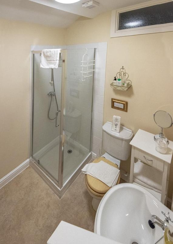 Standard King Room image 2