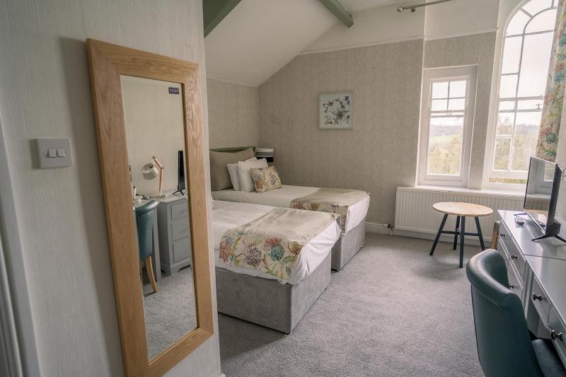 Twin Room image 3