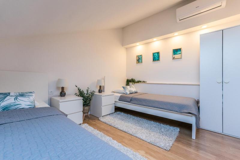 Ocean blue modern apartment for 8 - image 39