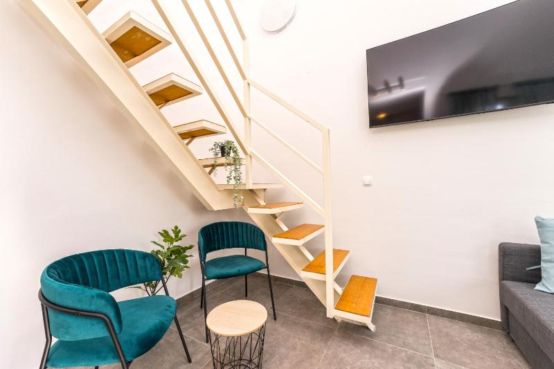 Ocean blue modern apartment for 8 - image 27