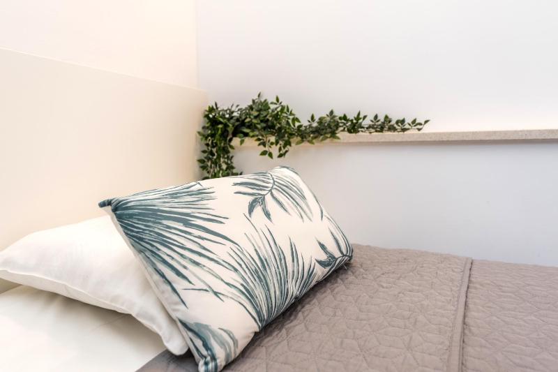 Ocean blue modern apartment for 8 - image 24
