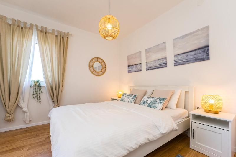 Ocean blue modern apartment for 8 - image 37