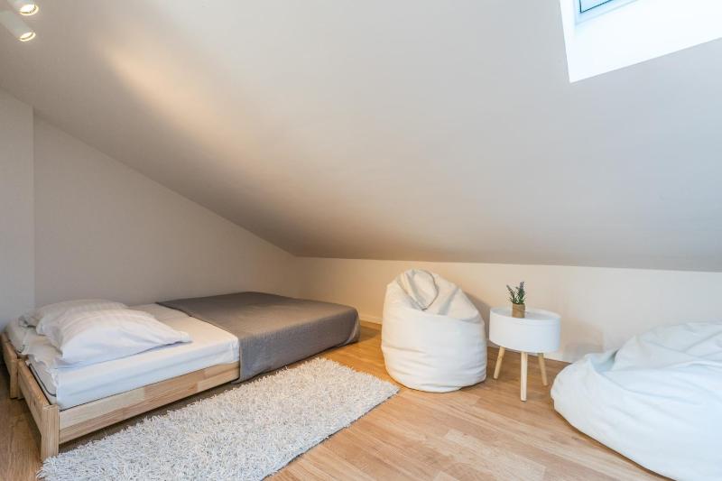 Ocean blue modern apartment for 8 - image 35