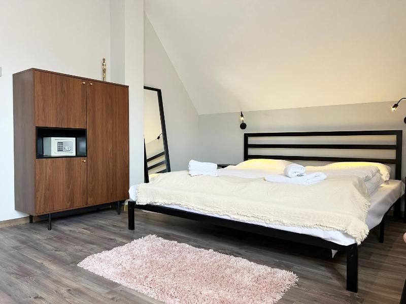 Queen Room with Balcony image 1
