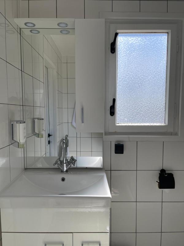 One-Bedroom Bungalow image 3