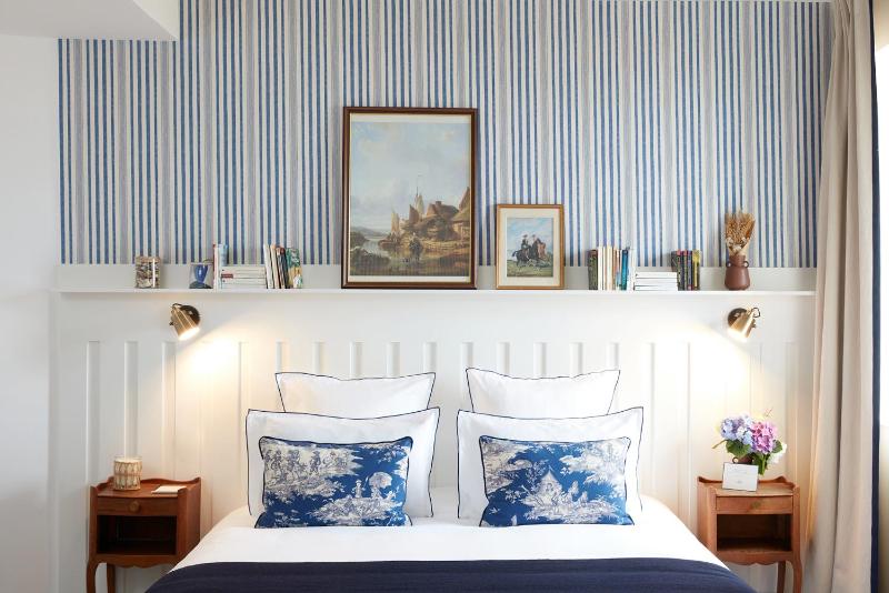 Deluxe Double Room with Sea View image 3