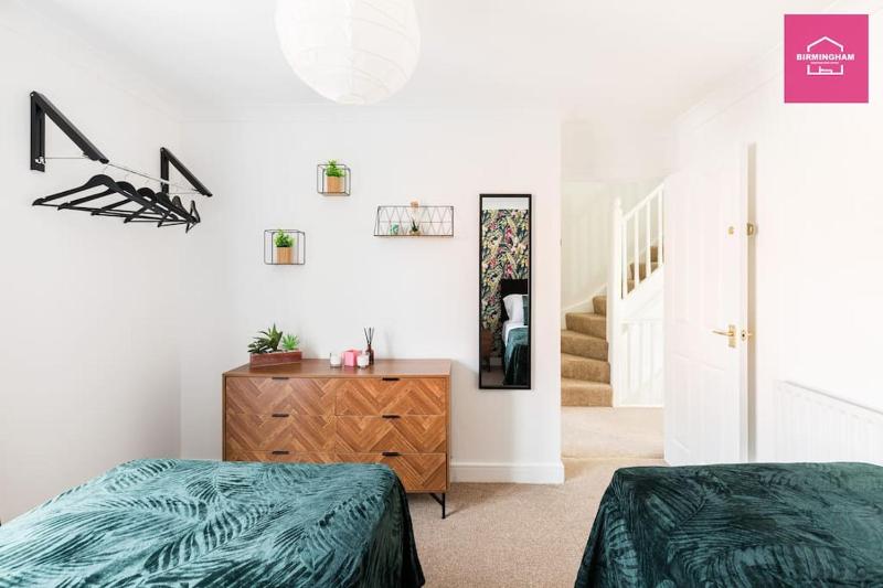 Long Stays in 5 Bedroom Townhouse-9 Beds 2 Bathrooms and Drive - image 4