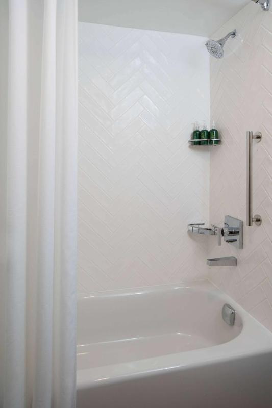 One Bedroom Suite Queen with Tub - Mobility/Hearing Accessible  image 4