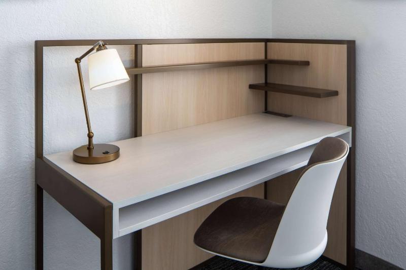 One Bedroom Suite Queen image 4
