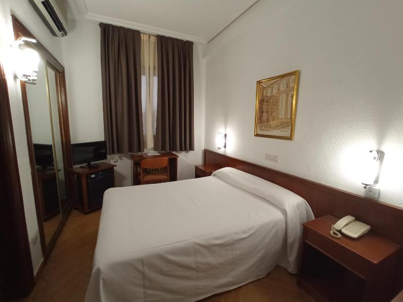 Standard Single Room image 4