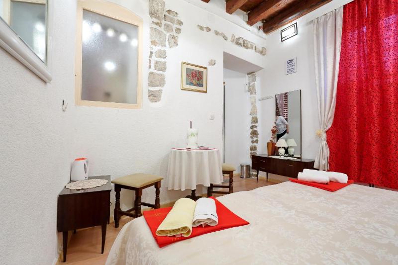 Studio Apartment image 2