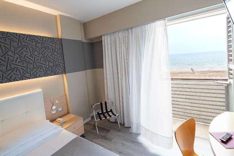 Double or Twin Room with Partial Sea View image 2