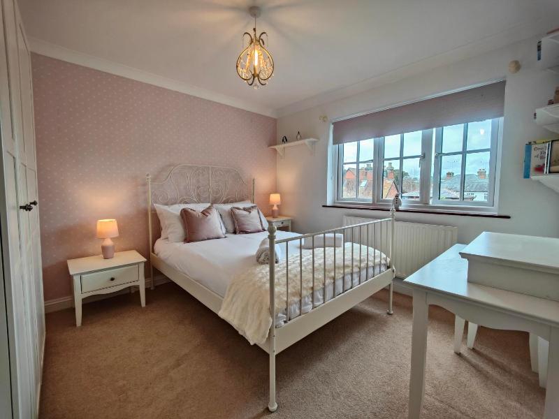 Seven-Bedroom House image 3
