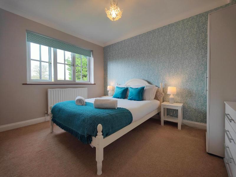 Seven-Bedroom House image 4