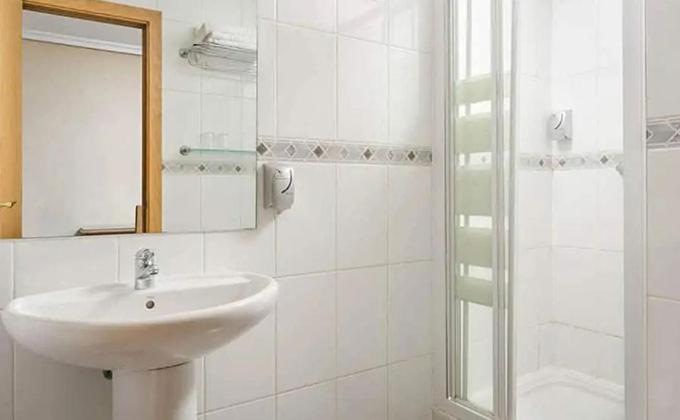 Twin Room image 2