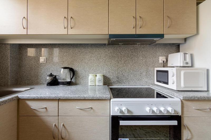 Bright and Spacious 2-bedroom Apartment in Athens - image 13