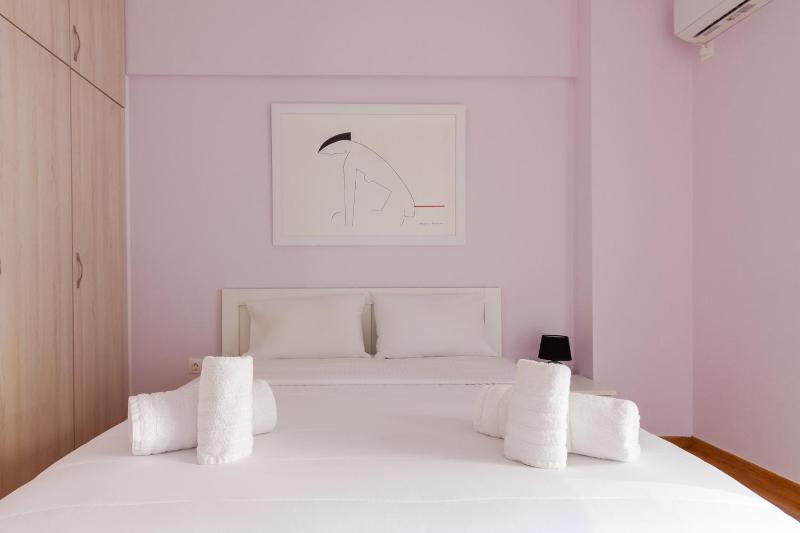 Bright and Spacious 2-bedroom Apartment in Athens - image 2