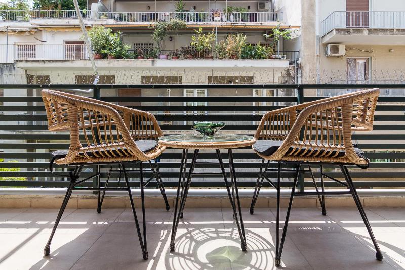 Bright and Spacious 2-bedroom Apartment in Athens - image 1