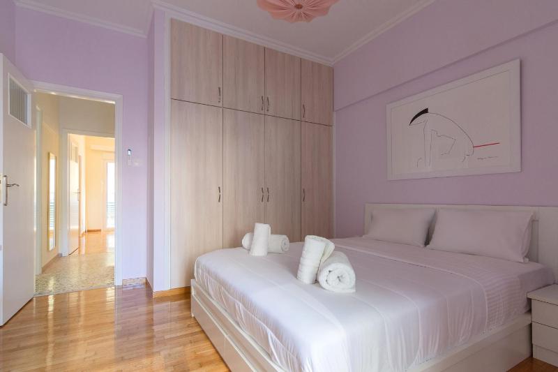 Bright and Spacious 2-bedroom Apartment in Athens - image 11