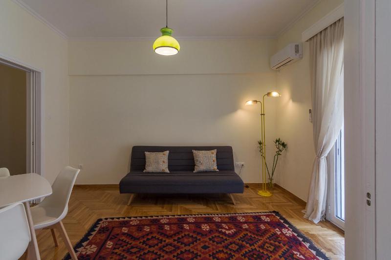 Bright and Spacious 2-bedroom Apartment in Athens - image 3