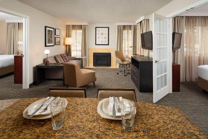 Two Bedroom Suite with Two Queen Beds image 2