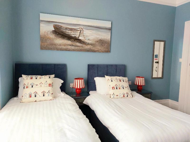 Superior Twin Room image 1