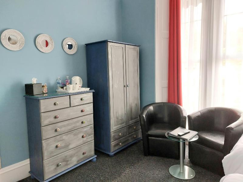 Superior Twin Room image 3