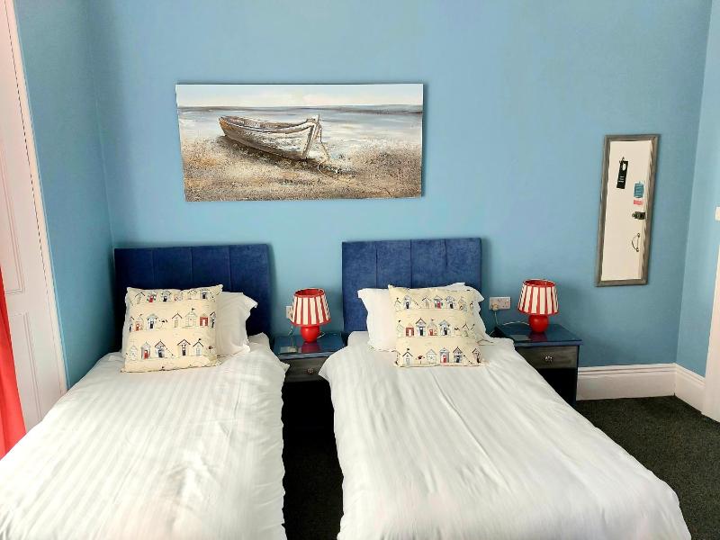 Superior Twin Room image 4
