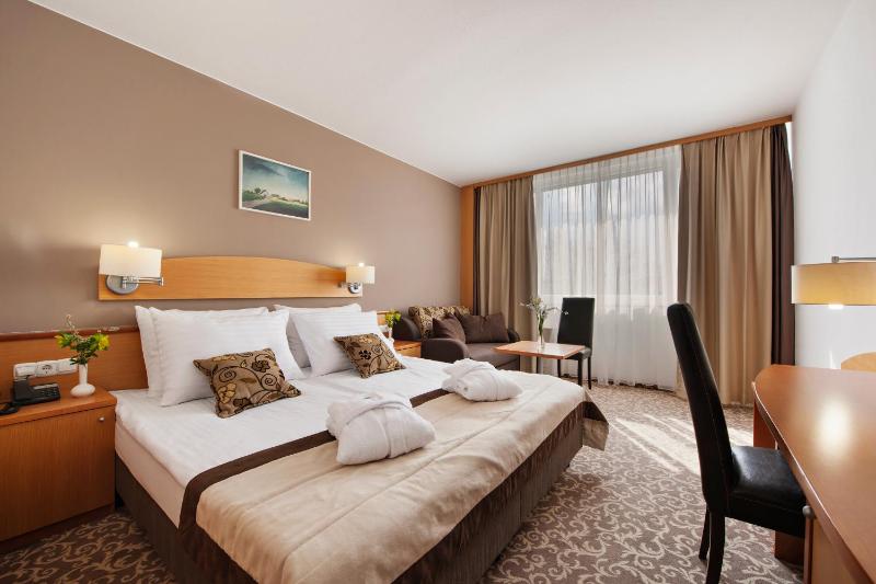 Double Room with Extra Bed image 1