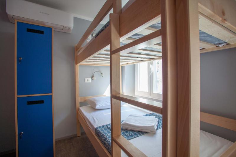 Bed in 6-Bed Mixed Dormitory Room image 3