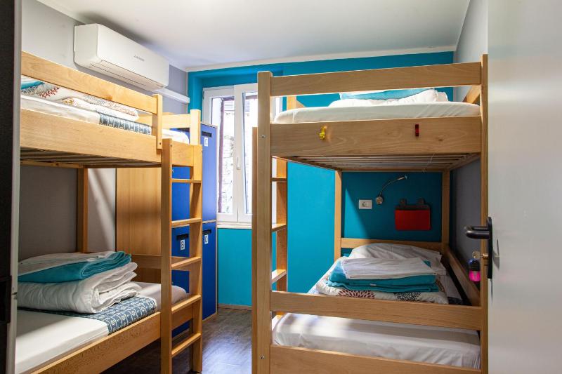 Quadruple Room with Shared Bathroom image 3