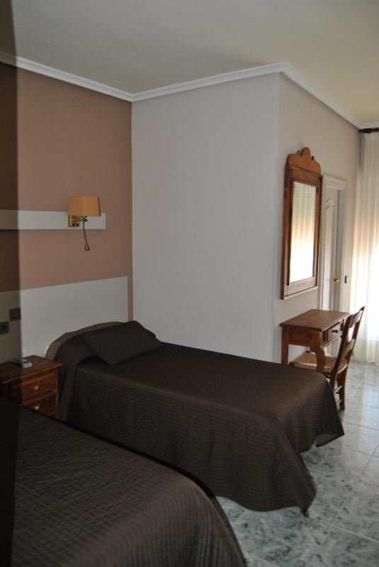 Standard Triple Room image 2
