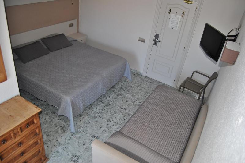 Standard Triple Room image 3
