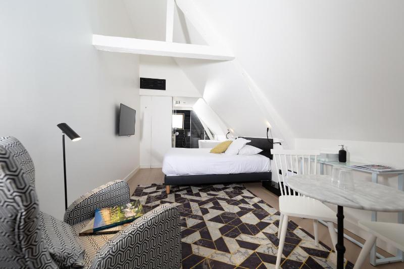 One-Bedroom Apartment image 3
