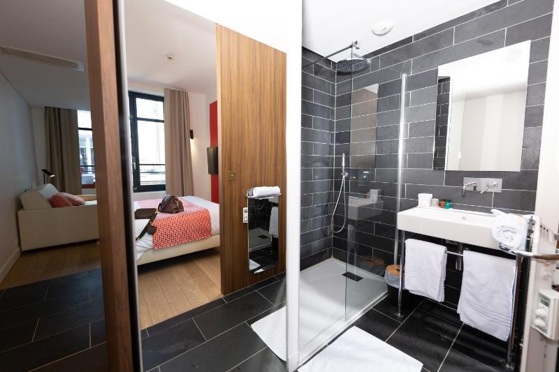 Apartment with Shower image 2