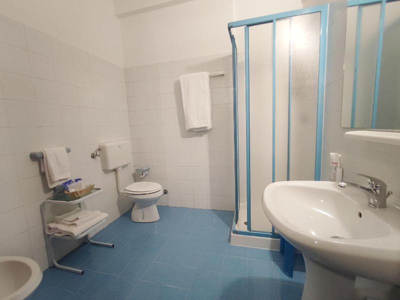Basic Double or Twin Room image 4