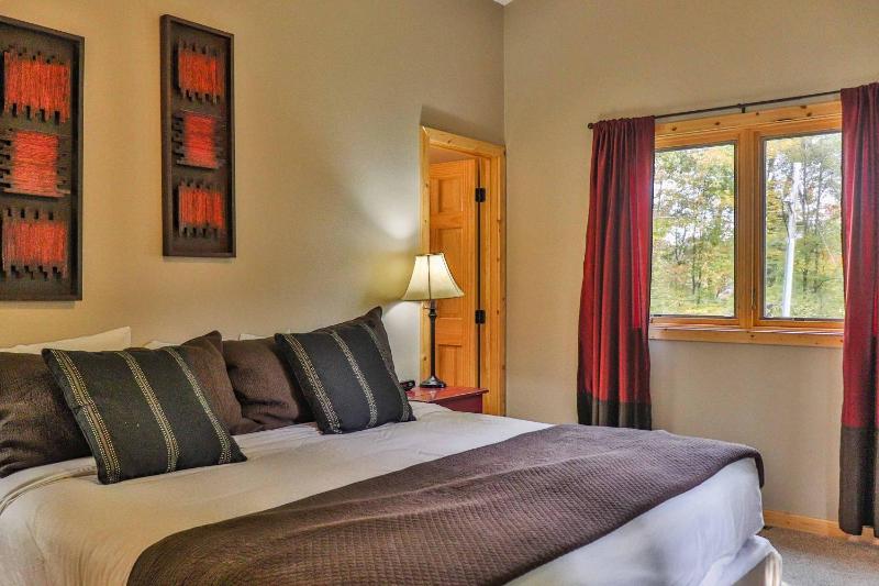 Deluxe King Suite image 2