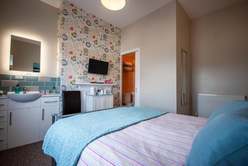 Small Double Room image 4
