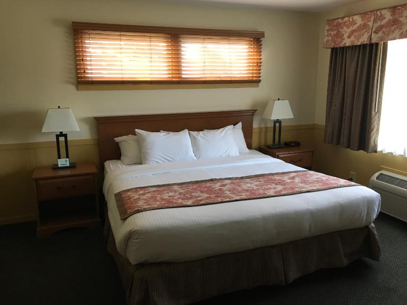Standard King Room image 2