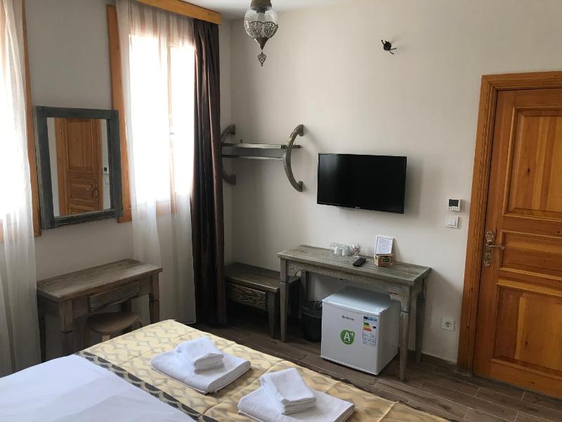 Green Mansion - image 12
