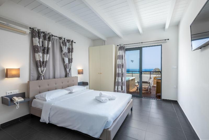 Suite with Openair Jacuzzi (or Whirlpool/ Hot Tub) image 1