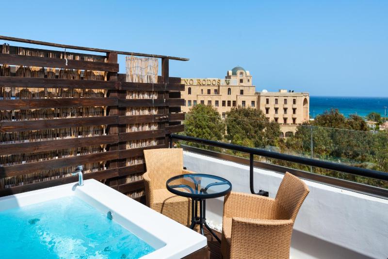Suite with Openair Jacuzzi (or Whirlpool/ Hot Tub) image 4
